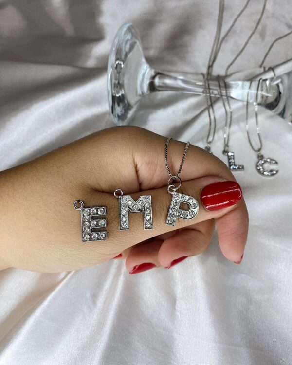 Colar letra cravejada strass